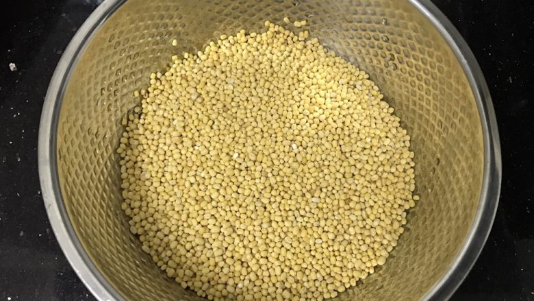 绿豆糕~蔓越莓版,去皮绿豆仁600g,我这做的量大,最后出了1500g的豆沙哟(因为我要留一部分做月饼馅的,为了省时间所以一次搞定)大家可以适当减量做哈!
温馨提示:最好买去皮的绿豆,带皮的做出来口感没那么好,如果自己去皮那太痛苦了!