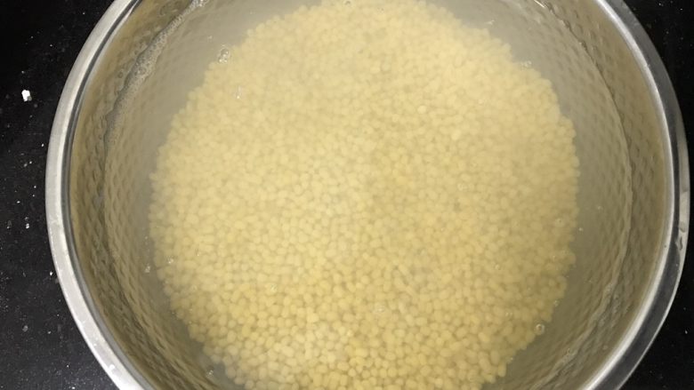绿豆糕~蔓越莓版,绿豆洗干净,提前一晚泡水