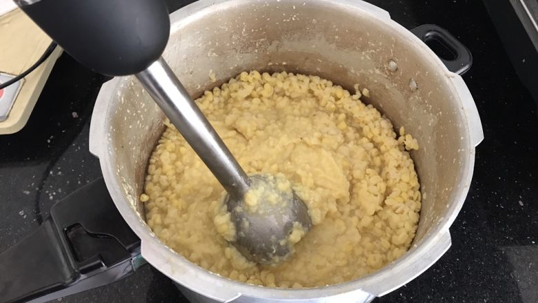 绿豆糕~蔓越莓版,当然像我一样用机器打的就更好了,因为够细腻