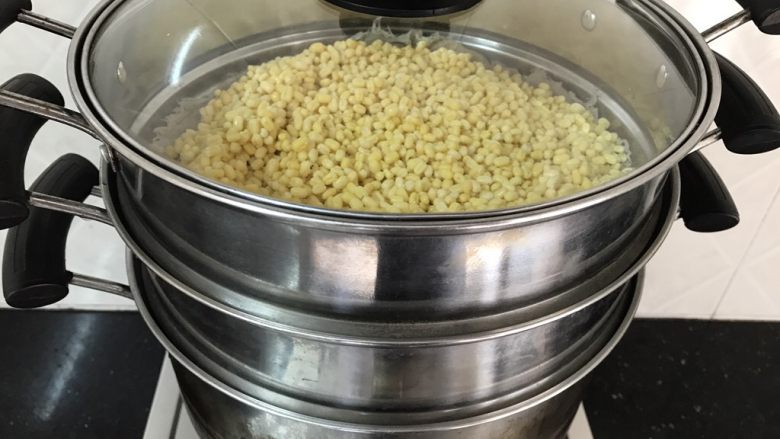 绿豆糕~蔓越莓版,方法一:泡好的绿豆可以隔水蒸熟透,约蒸半小时至软烂