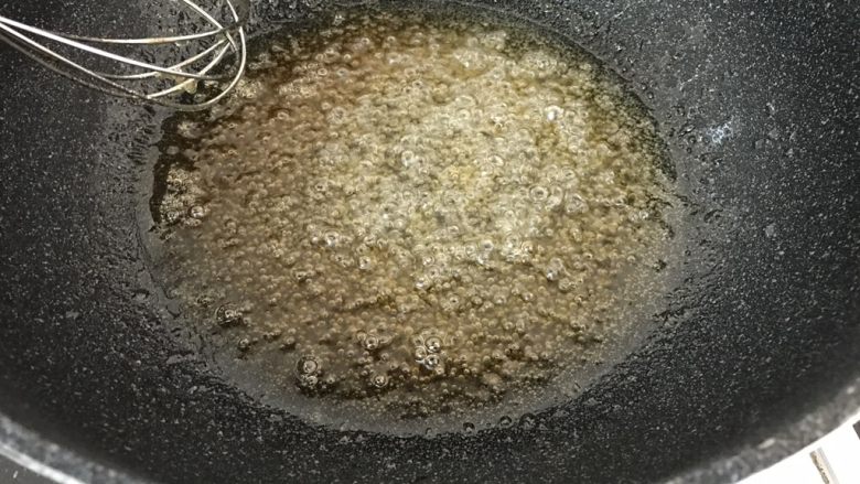 绿豆糕~蔓越莓版,加热至麦芽糖融化