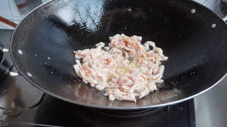 炒三丝,热锅下油,加入肉丝翻炒