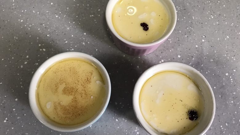 芙纽多,黄油过滤出杂质后均匀倒入面糊上层。放入烤箱中层,180度烤50分钟左右。