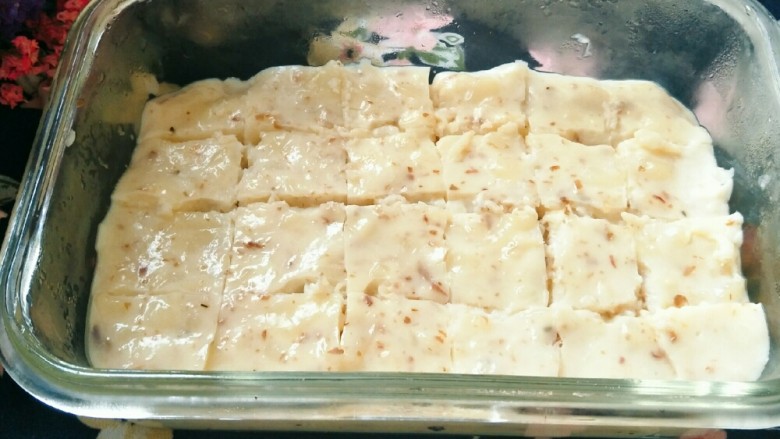玫瑰牛奶椰丝小方,冷藏好的牛奶小方,用刀“井”字法切出小块