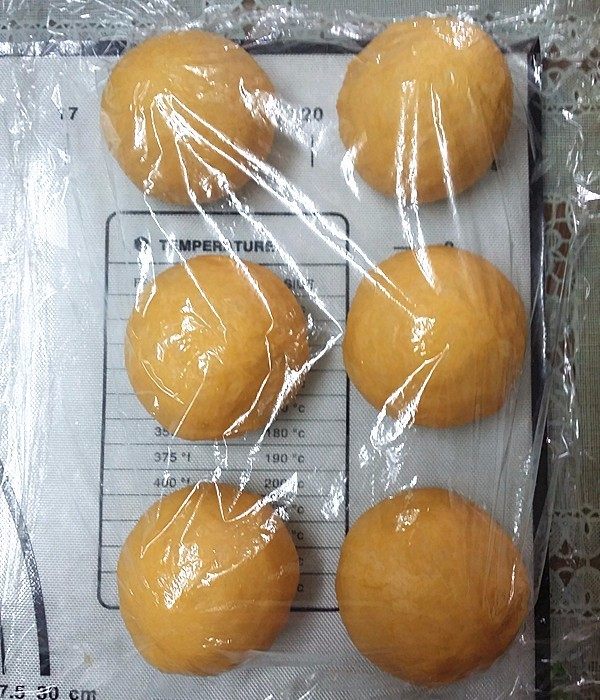 南瓜酸奶亚麻籽油面包（无盐配方）,按45克/份分割6份，搓圆盖膜松驰15分钟