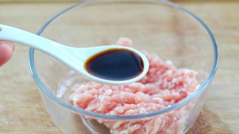 肉末炒粉条,加入<a style='color:red;display:inline-block;' href='/shicai/ 788'>生抽</a>