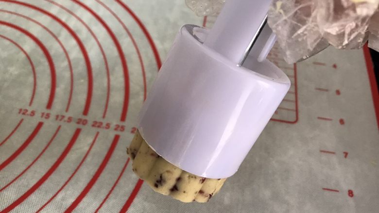 绿豆糕~蔓越莓版,再提起模具轻推弹簧柄将绿豆糕推出来