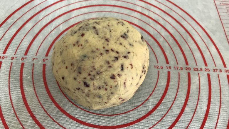 绿豆糕~蔓越莓版,揉均匀,貌似蔓越莓加多了,没关系自己吃料足才是硬道理😄
