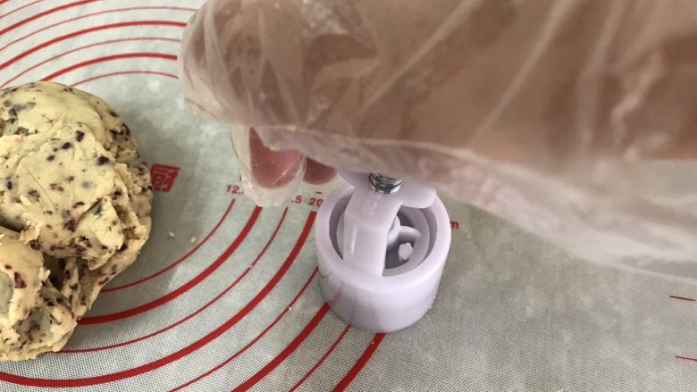 绿豆糕~蔓越莓版,然后模具水平直立,手轻稳按下弹簧柄轻压一下,慢慢松手回放