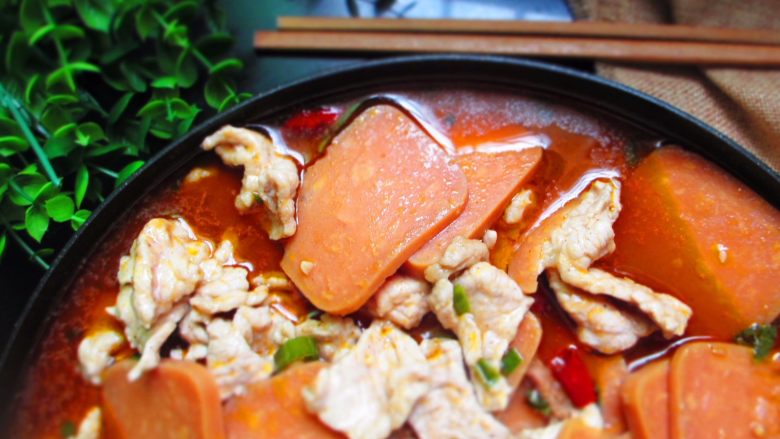 饺子皮版水煮肉,肉嫩菜鲜 ,汤红油亮,麻辣味浓,最宜下饭