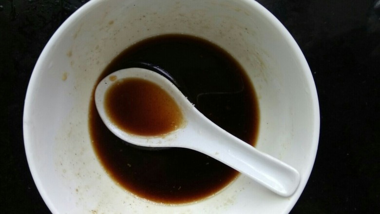 爆炒翅根,拿一小碗，放入两勺生抽，一勺耗油，一点点盐，适量胡椒粉，一勺糖，一勺淀粉两勺清水调匀