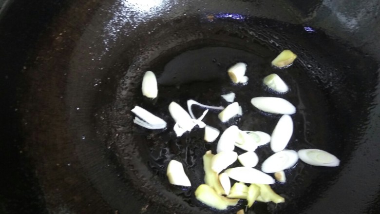 爆炒翅根,锅中油倒出，剩少许底油，爆香葱姜蒜