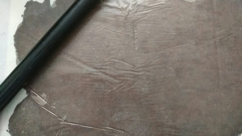 #不一样的泡芙#酷黑的黑森林泡芙,将面团放在硅胶垫上,盖上油纸擀成薄片