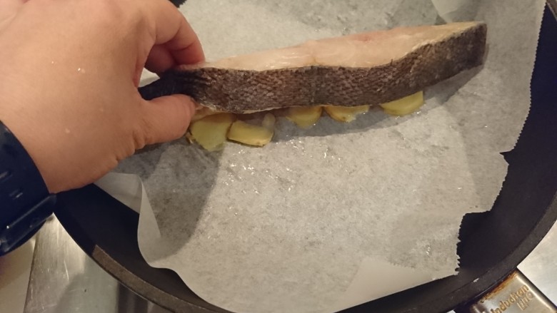 黑暗料理の豆酥鱈魚,準備好平底鍋，鋪上烘培紙，來不及解凍的鱈魚洗過後，先墊上薑片放好