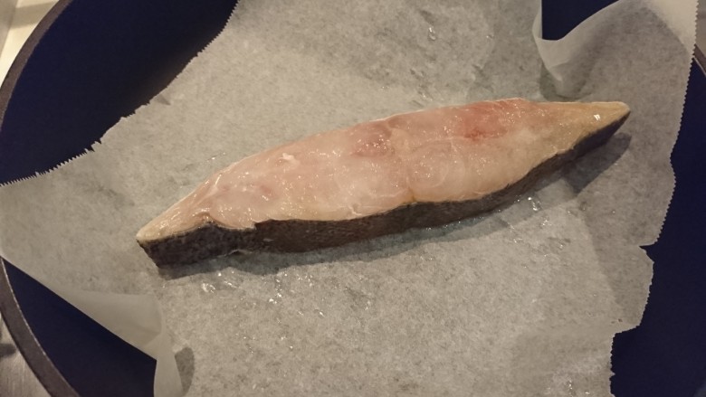 黑暗料理の豆酥鱈魚,撒上鹽巴