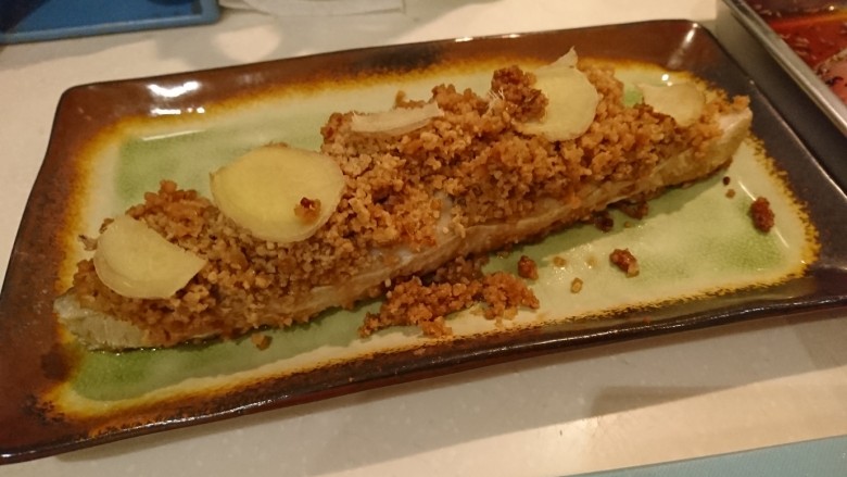 黑暗料理の豆酥鱈魚,時間到關火,用烘培紙把魚拎出,移到盤子上