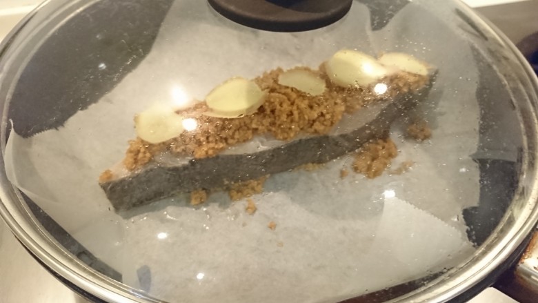 黑暗料理の豆酥鱈魚,蓋上鍋蓋,開火,中小火20分鐘