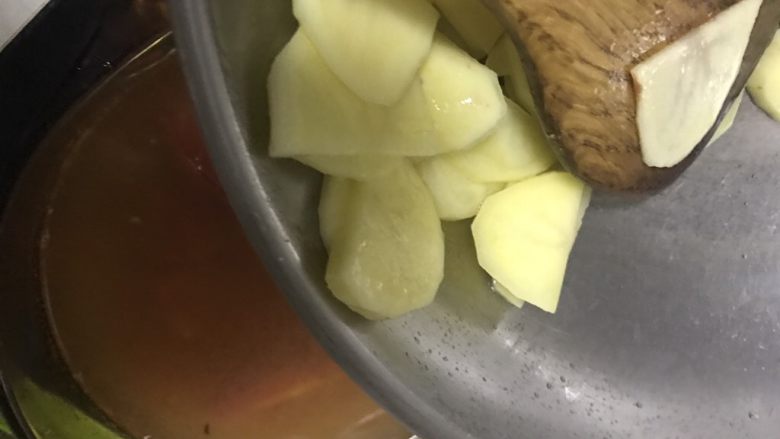 番茄土豆牛尾浓汤,土豆炒断生以后倒入牛尾汤内,小火,炖煮2-3小时