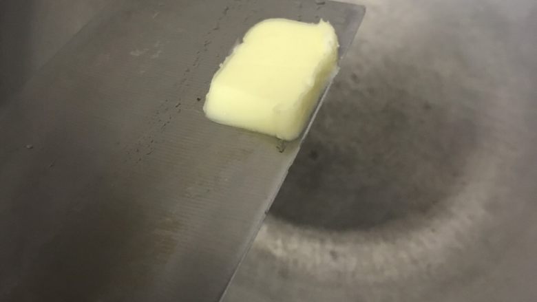 番茄土豆牛尾浓汤,热锅下黄油,橄榄油也行,黄油比较香