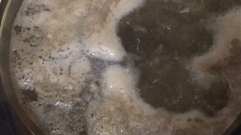 番茄土豆牛尾浓汤,冷水放入牛尾,煮开,撇去浮沫