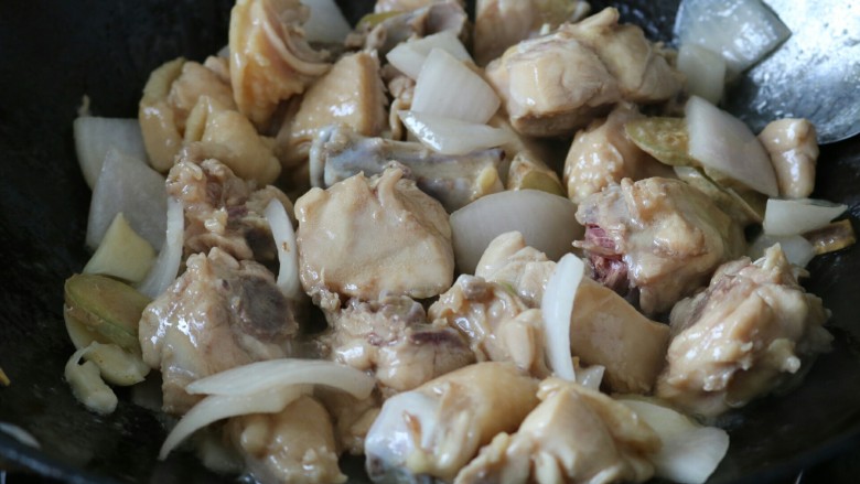 ≈家常版黄焖鸡≈,接着倒入腌制好的鸡块,炒至鸡皮出油,鸡肉表面微缩