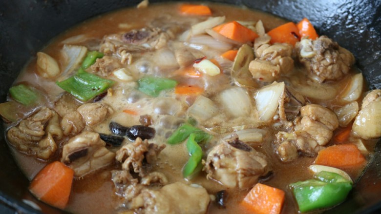 ≈家常版黄焖鸡≈,加入能没过食材的水,用大火煮开