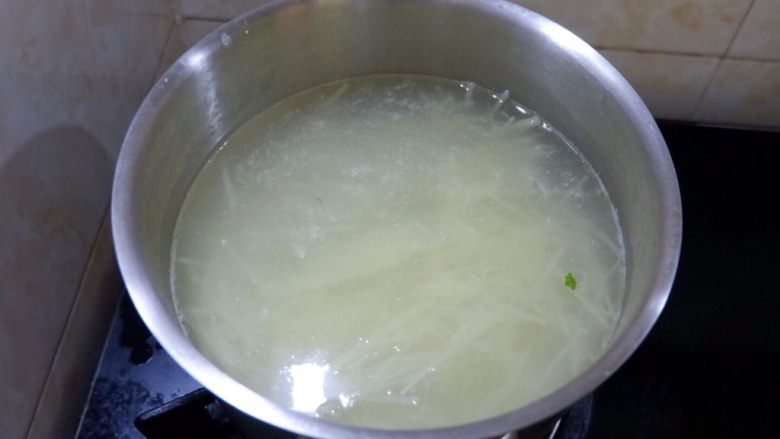酸辣拌三丝儿,土豆丝,焯水,煮熟。别煮过了,水开捞出,煮过头烂了不脆了!