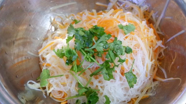 酸辣拌三丝儿,洗完澡的食材捞出来沥干水分,撒上香菜,倒上碗汁儿,拌匀装盘。
