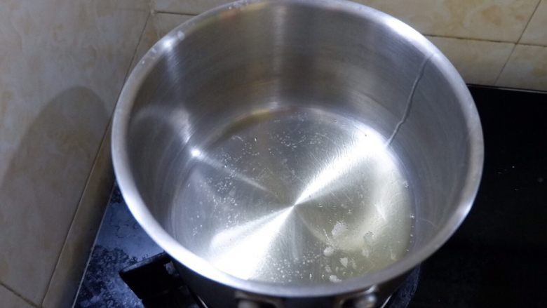 酸辣拌三丝儿,锅里烧热油,油冒烟了就倒在之前剁好扔碗里的蒜末上。