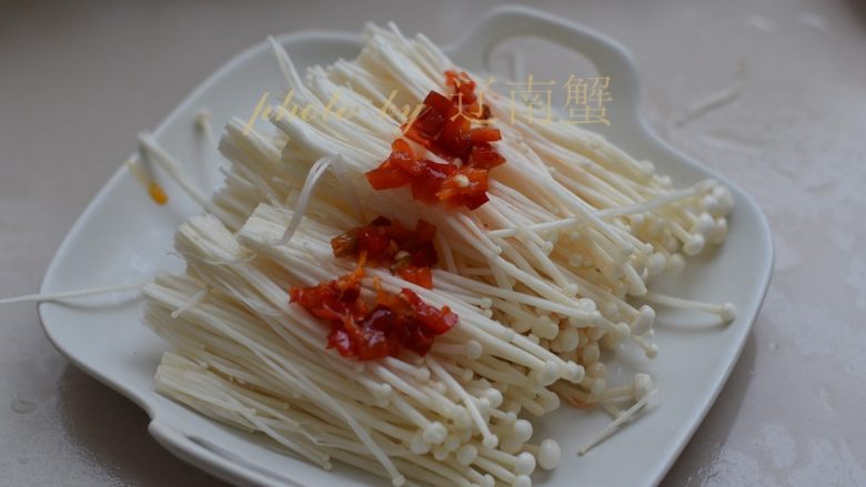 爽口金针菇,把<a style='color:red;display:inline-block;' href='/shicai/ 803'>剁椒</a>酱铺在金针菇上面。