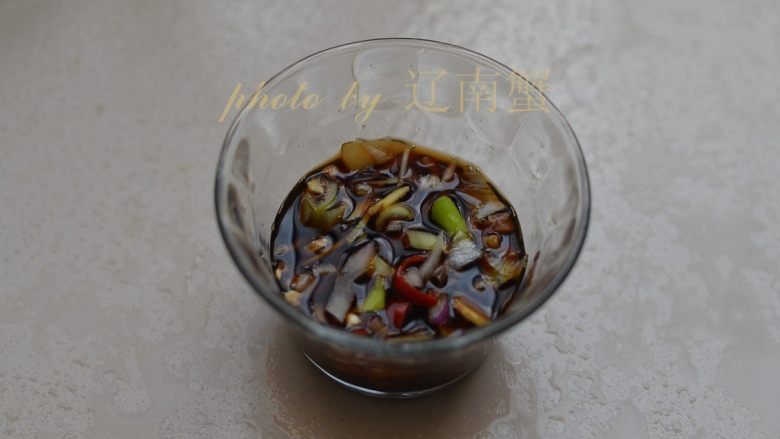 爽口金针菇,蒸金针菇的时候,取一个小碗,用<a style='color:red;display:inline-block;' href='/shicai/ 788'>生抽</a>,醋,盐,糖兑成汁,烧一勺热油倒入其中,将辣椒,葱,姜,蒜碎也放入其中。也可以用芝麻油,橄榄油来拌菜。另备