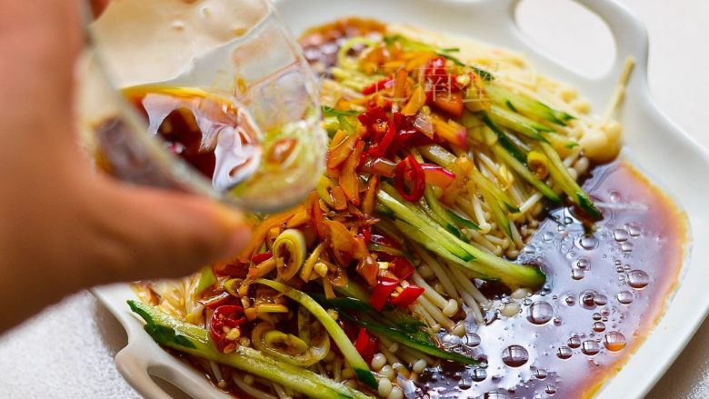 爽口金针菇,浇上之前备好的料汁,