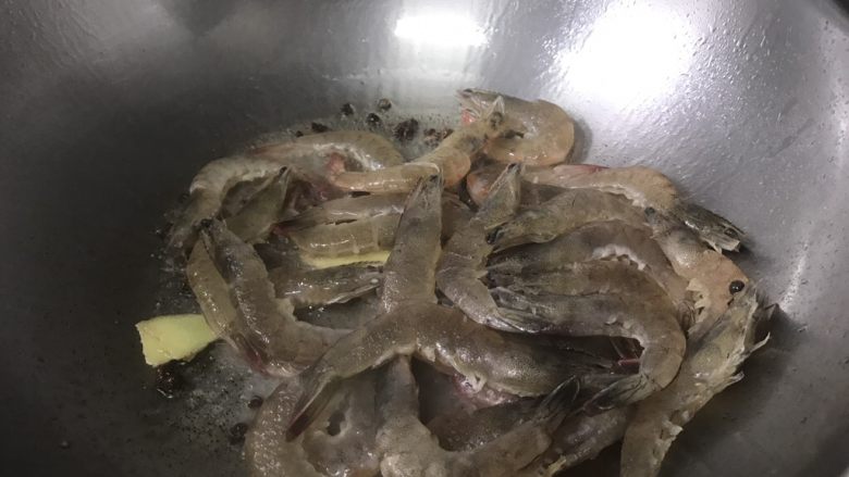 双椒开背虾,放入虾,煸炒