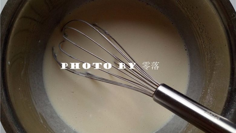 抹茶冰皮月饼,调入过筛后的糯米粉、粘米粉、低筋面粉,搅拌至无颗粒;