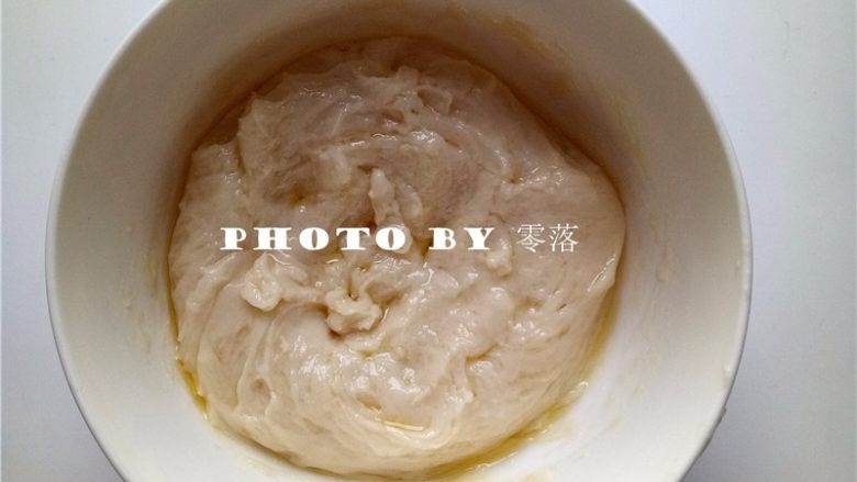 抹茶冰皮月饼,出锅后放凉,用手指背将表面的油揉进面团里,放冰箱冷藏过夜(最少需冷藏1-2个小时);