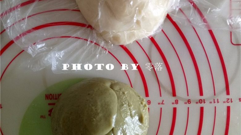 抹茶冰皮月饼,冷藏后的面团取出,分为两份;其中一份加入抹茶粉揉成抹茶面团;
