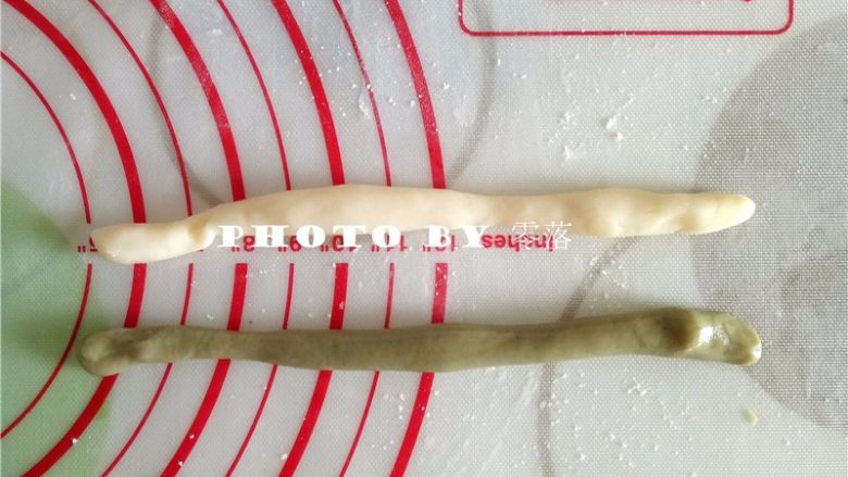 抹茶冰皮月饼,取一份抹茶面团、原色面团,分别搓成细条,将两色面团揉成一个双色面团;