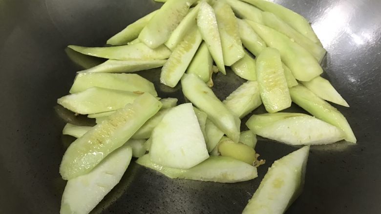 丝瓜炒蛋,煸炒时可调中火,火太大油少容易炒糊丝瓜