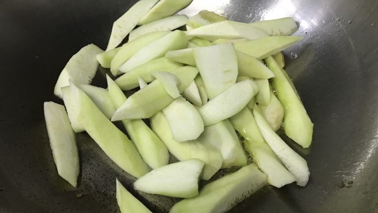 丝瓜炒蛋,放入丝瓜煸炒