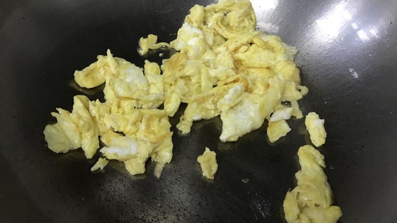 丝瓜炒蛋,翻炒至鸡蛋上色