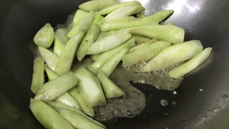 丝瓜炒蛋,锅内加入少许开水