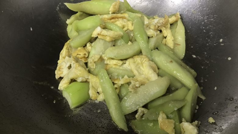丝瓜炒蛋,翻炒均匀后出锅