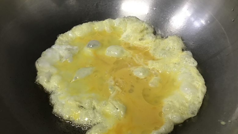 丝瓜炒蛋,倒入蛋液