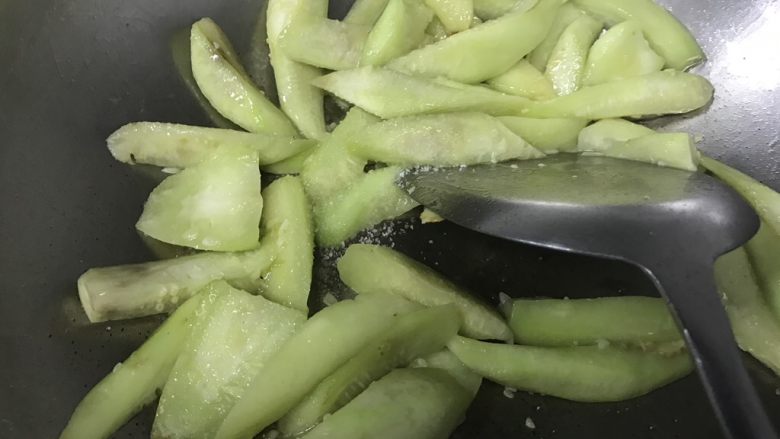 丝瓜炒蛋,撒盐,翻炒