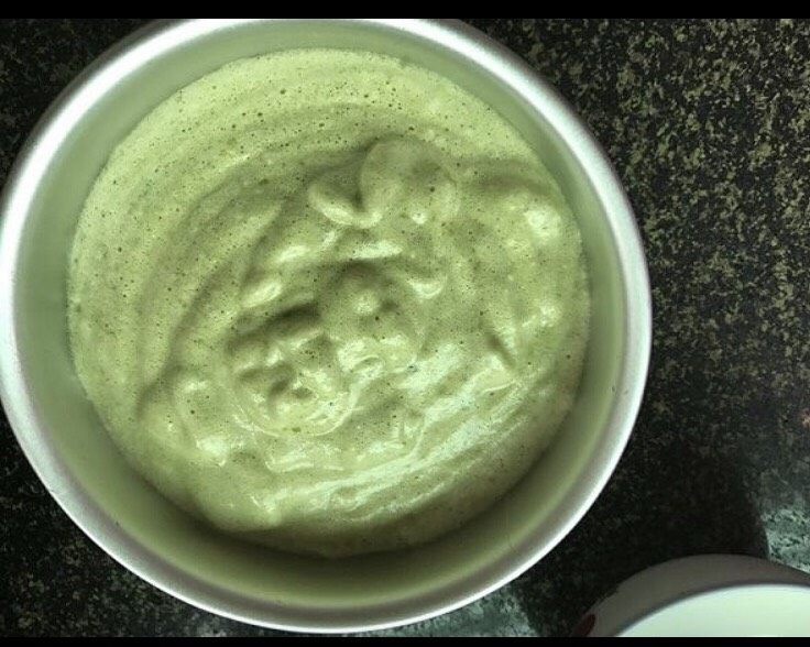 抹茶芒果裸蛋糕,倒入模具中,震出大气泡