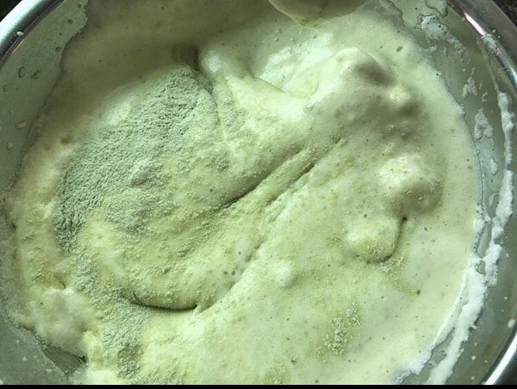 抹茶芒果裸蛋糕,蛋黄和砂糖混合后倒入蛋白中接着打发,然后筛入蛋糕粉,最后拌入油搅拌均匀
