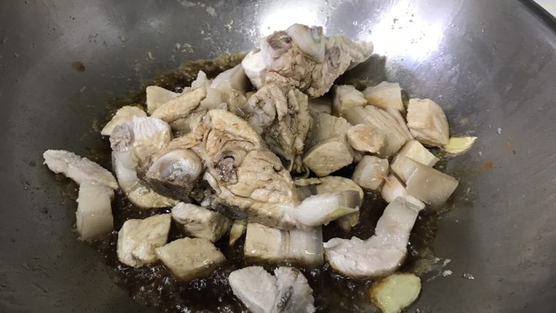 梅干菜豇豆烧肉,加入<a style='color:red;display:inline-block;' href='/shicai/ 788'>生抽</a>和醋,翻炒均匀