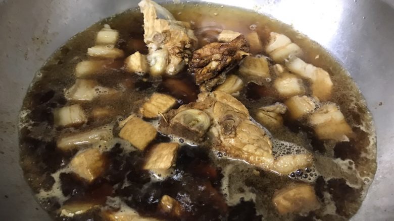 梅干菜豇豆烧肉,加入热水,大火烧开