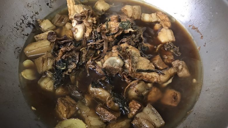 梅干菜豇豆烧肉,小火焖半小时后加入梅干菜,烧开继续小火焖。