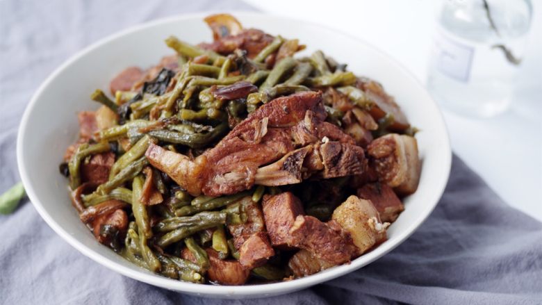 梅干菜豇豆烧肉,出锅装盘!